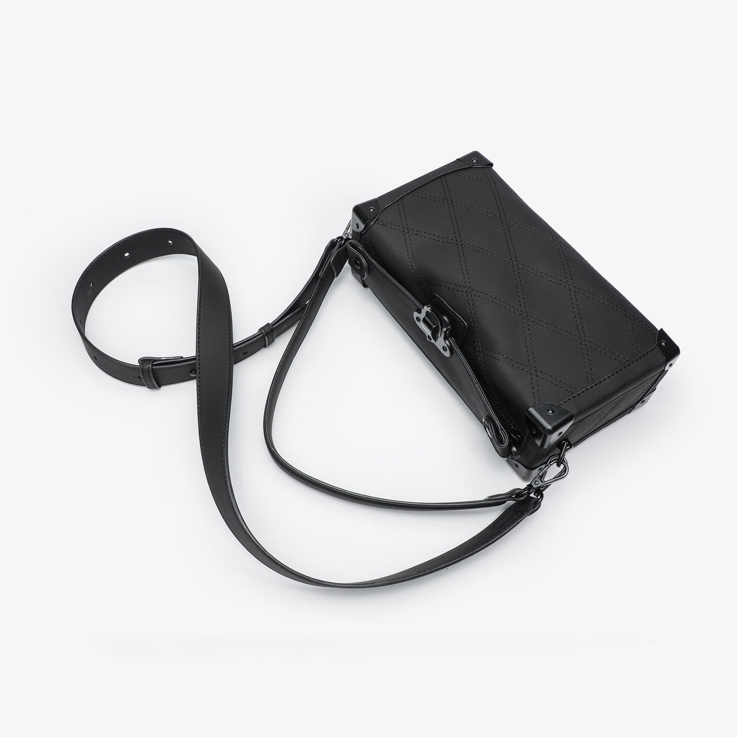 【A033】クール◇上品◇ダイヤ型のステッチ入りのマット合皮スクエアバッグ 黒