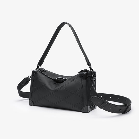 【A033】クール◇上品◇ダイヤ型のステッチ入りのマット合皮スクエアバッグ　黒